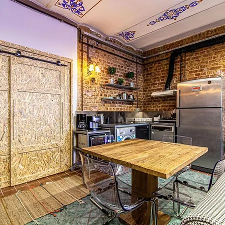 Centrally Located Historical Flat In Beyoglu * 이스탄불